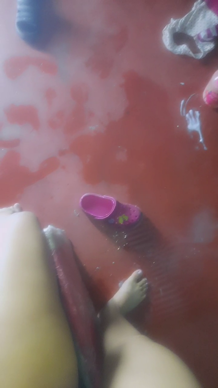 girl_pee