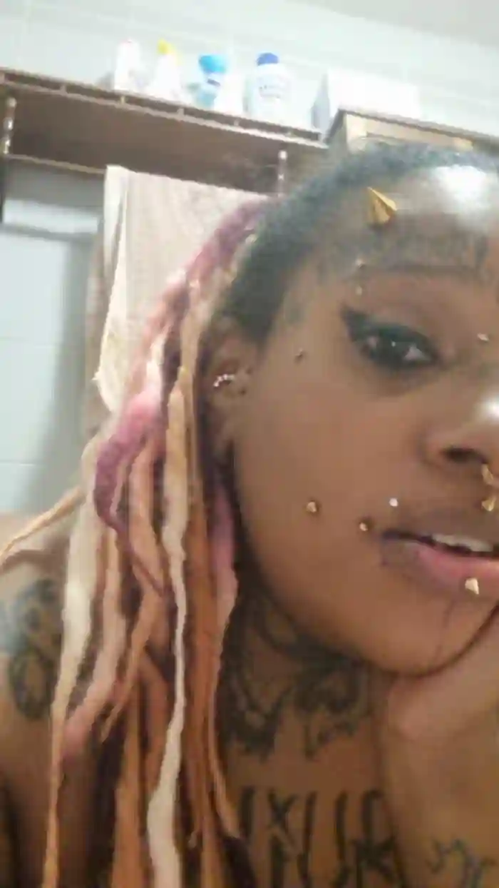 2024/05/18/cam4-blackwitchsg-23-17-52
