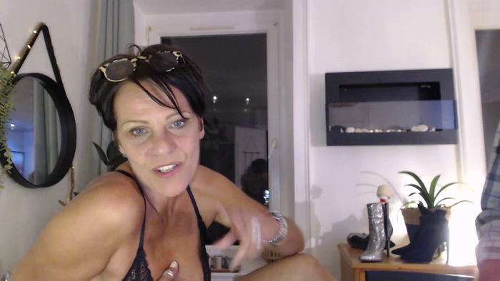 Frau_Nina