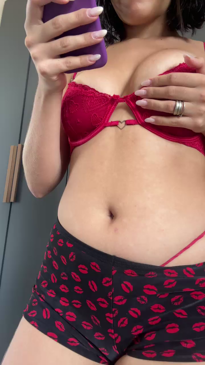 Larissa__