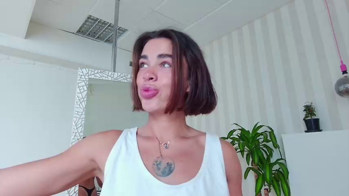 girlnextd00r_