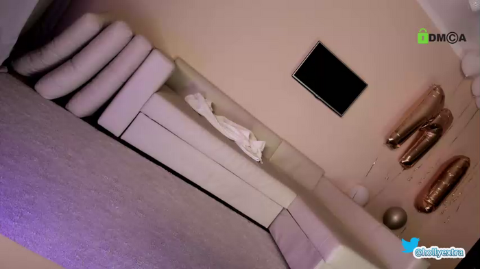 hollyextra