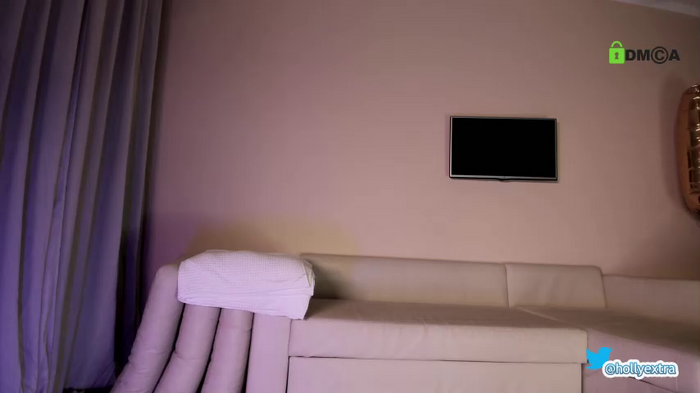 hollyextra