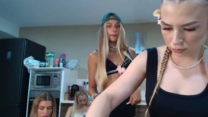 the-live-house-girls