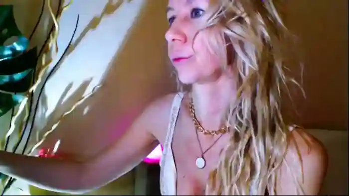 2024/12/12/flirt4free-olivia-candy-04-29-44