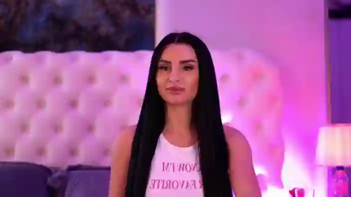 2025/04/13/flirt4free-isabelle-hunt-10-06-24