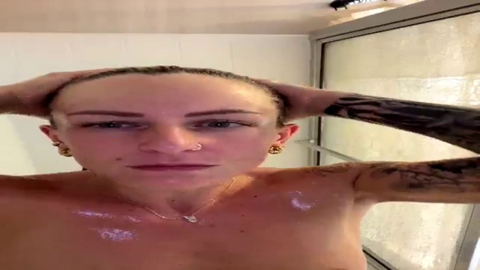 Lena_bee
