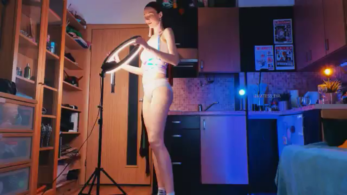 Giantess_Eva