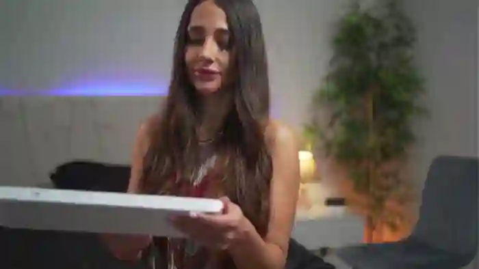 2024/12/01/mfc-myriamfox-15-06-55