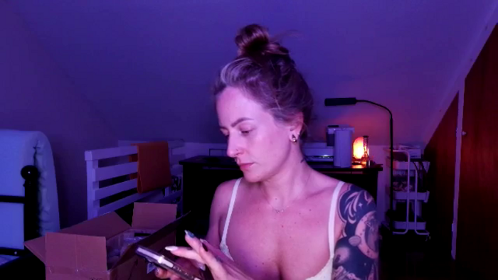 Lena_bee