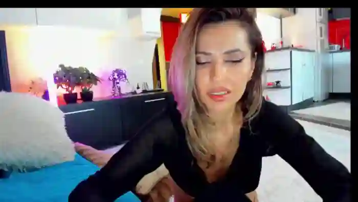 2025/04/04/mfc-smileytinaa-02-17-28