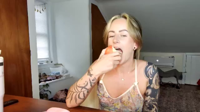 Lena_bee