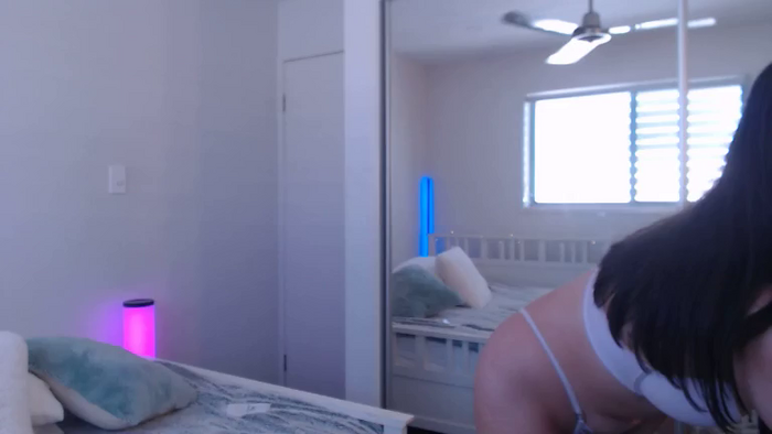 xAliciaLayne