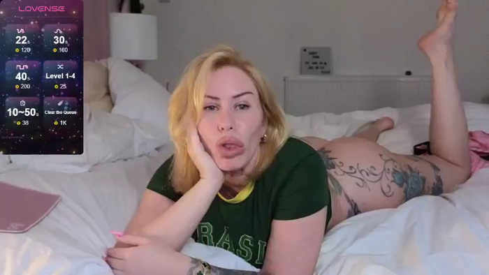 Bustyblondeharlow