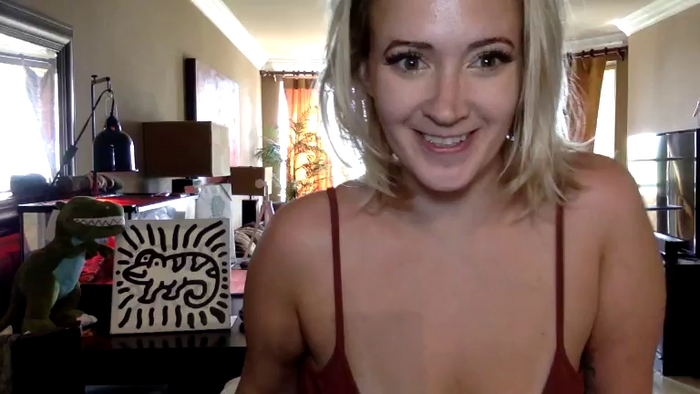 NikkiCums