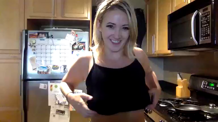 NikkiCums