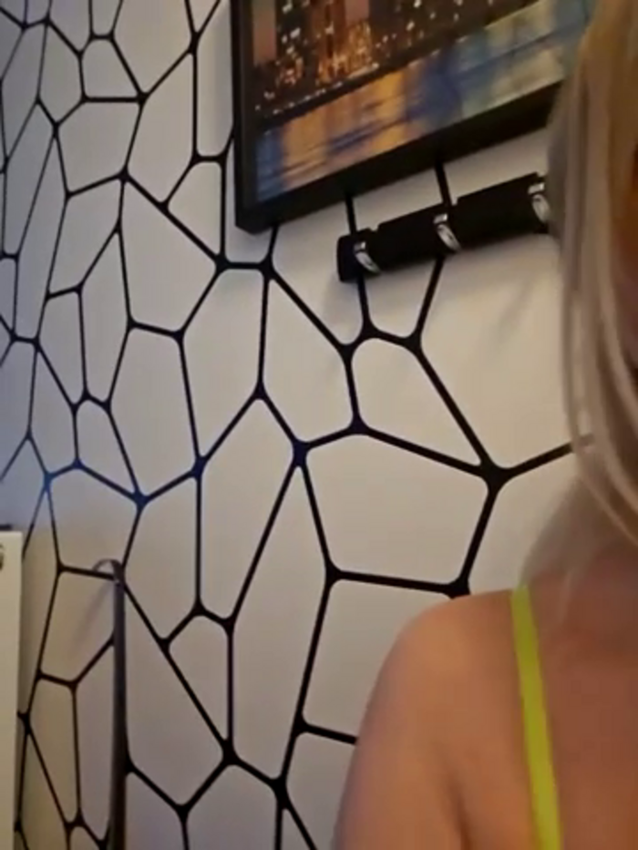 Hornyblond_Bella