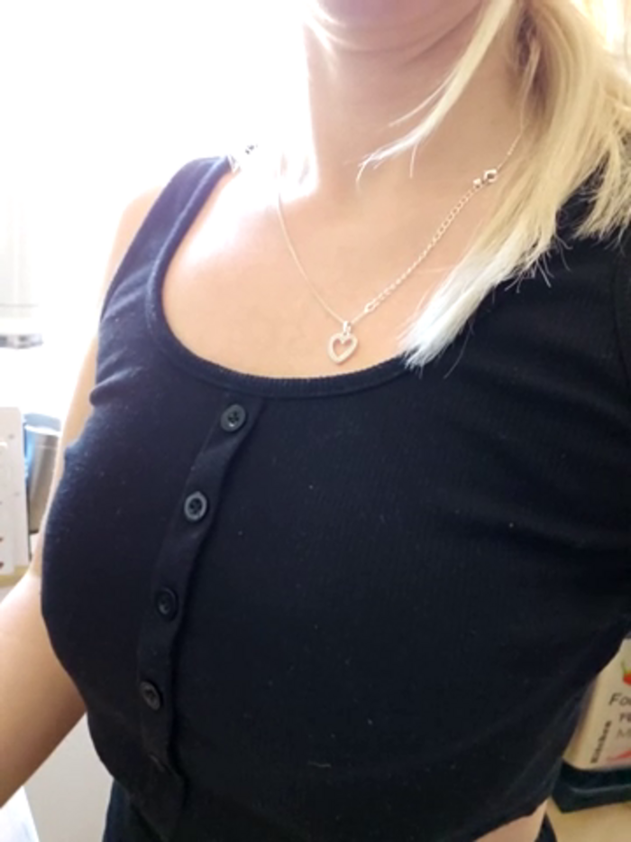 Hornyblond_Bella