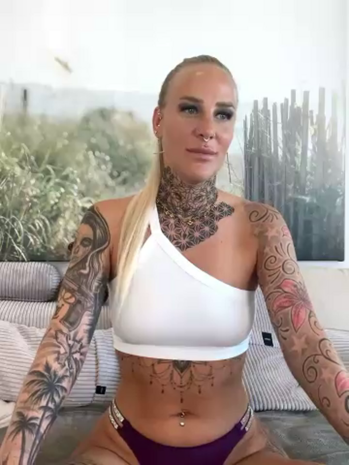 Lara-CumKitten