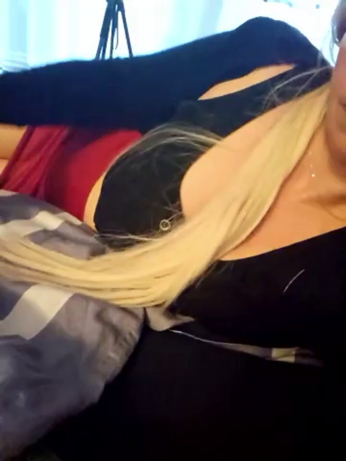 Hornyblond_Bella