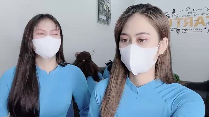 Mono-Stewardesss