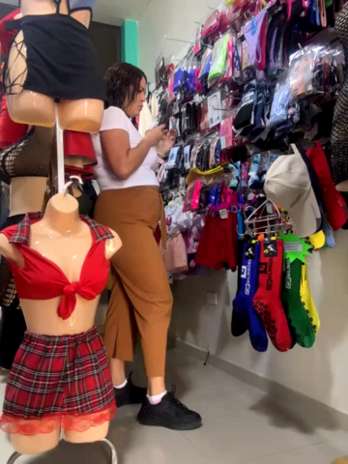 BUSTY-STORE-LAROSALIA1XXX