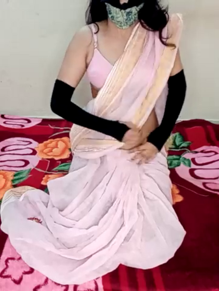 SEXY-nidhi-sharma
