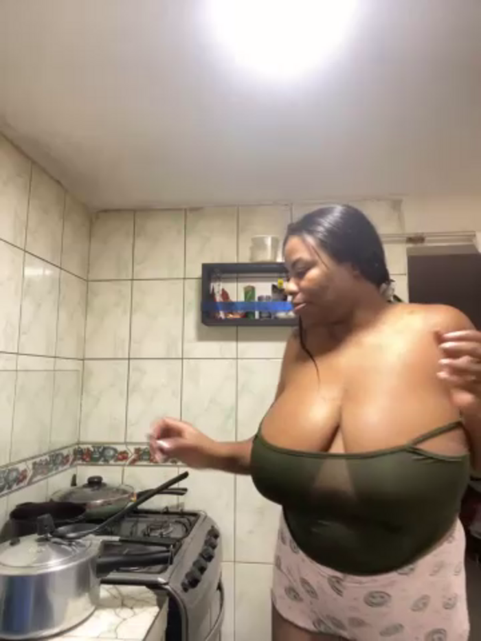 sammanta_boobs