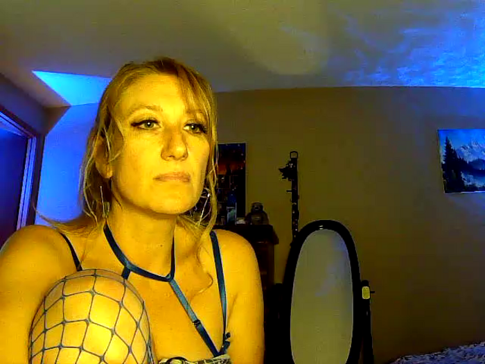 lilyhornyhousewife