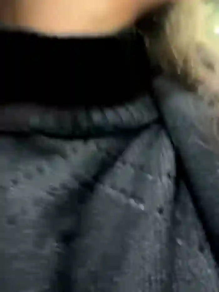2024/11/11/stripchat-pantyless-02-17-37