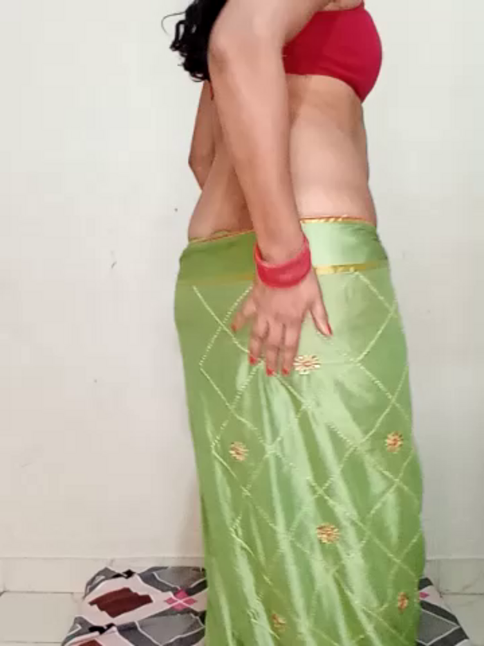 SEXY-nidhi-sharma
