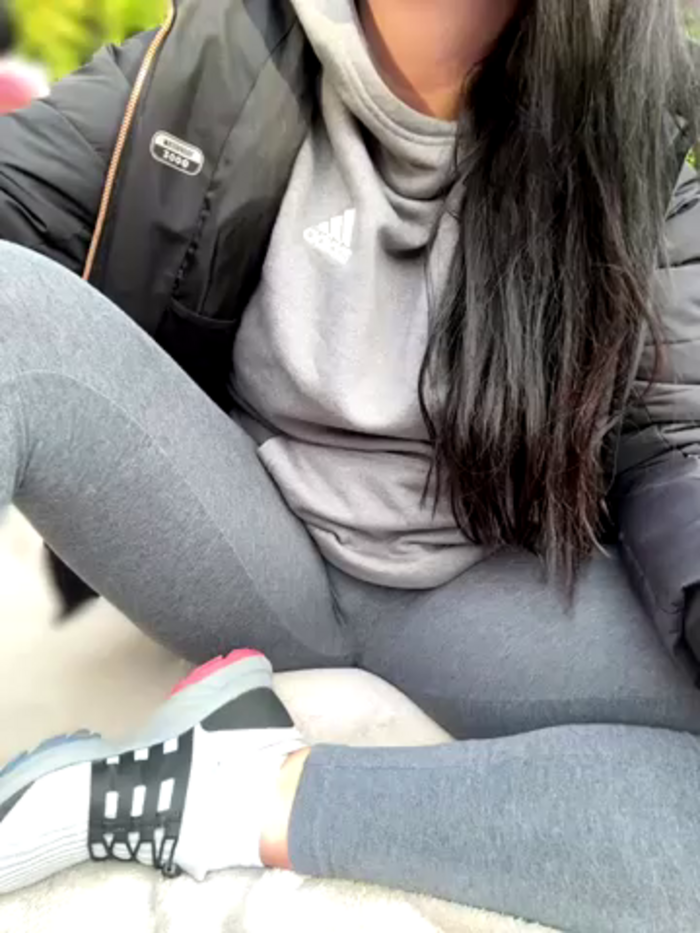 YoungHotMom_