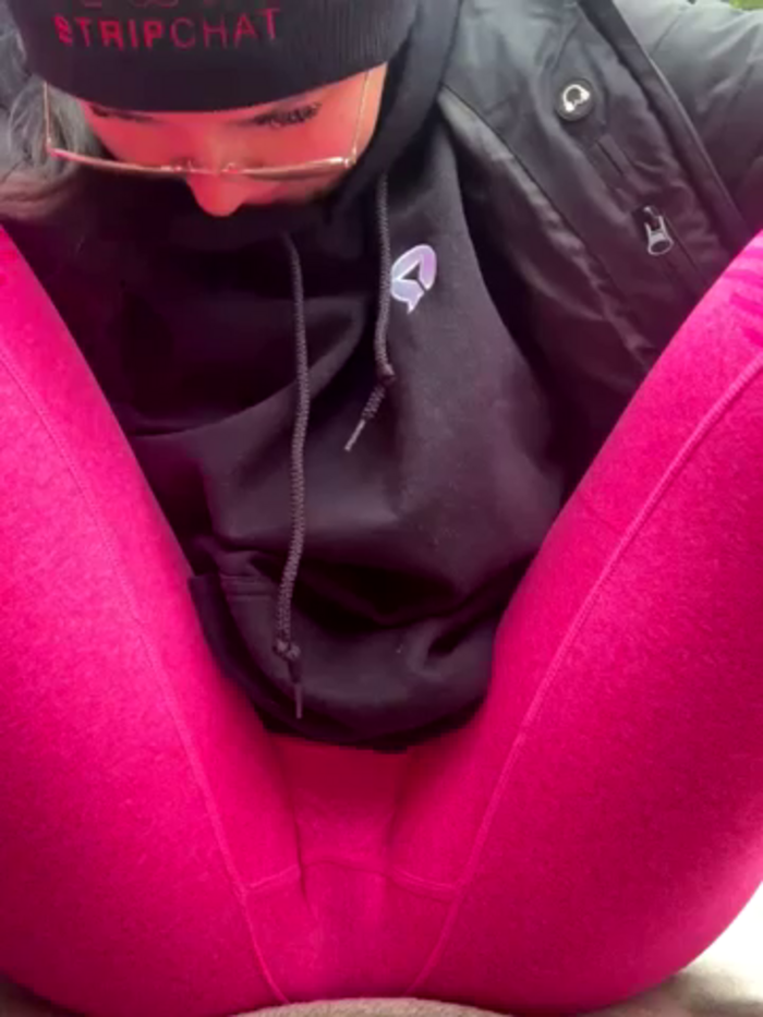 YoungHotMom_