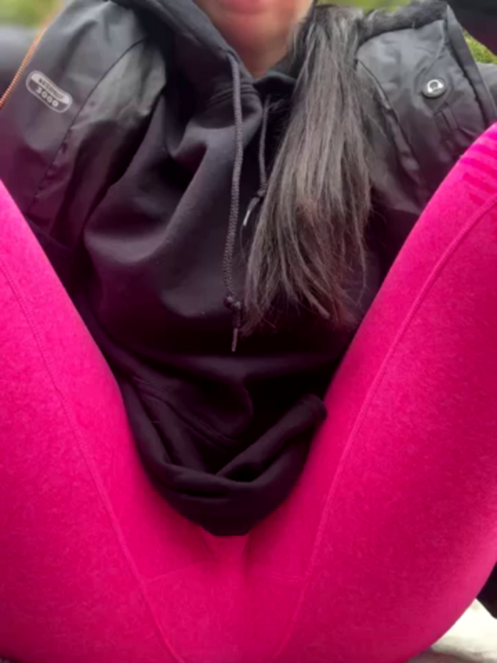 YoungHotMom_