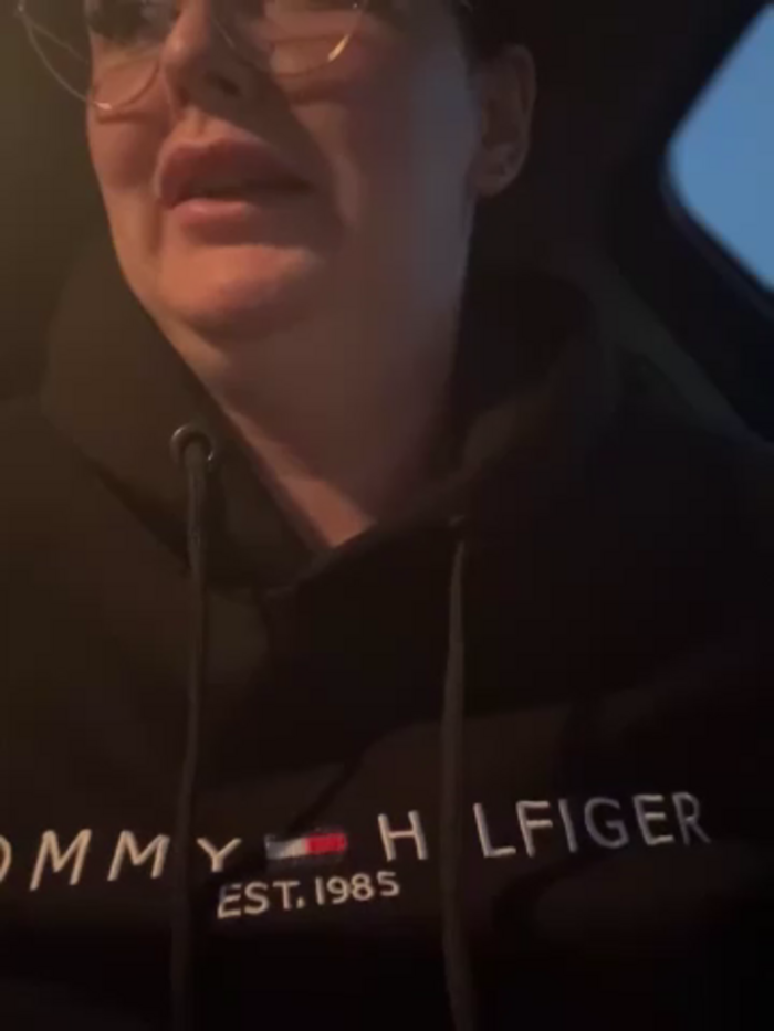YoungHotMom_