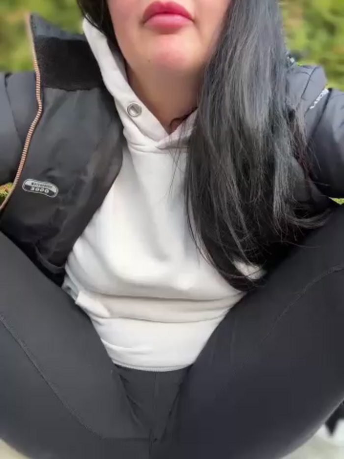 YoungHotMom_