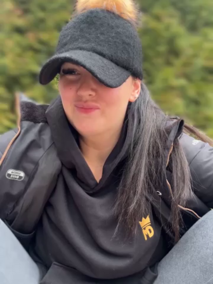 YoungHotMom_