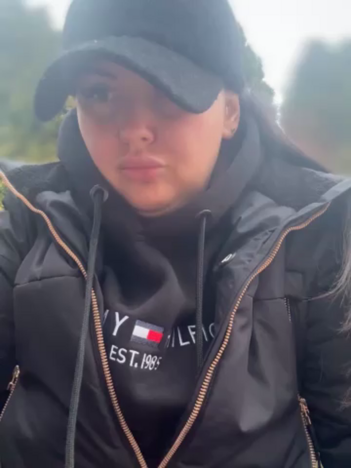 YoungHotMom_