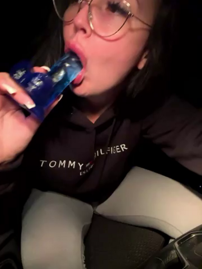 YoungHotMom_