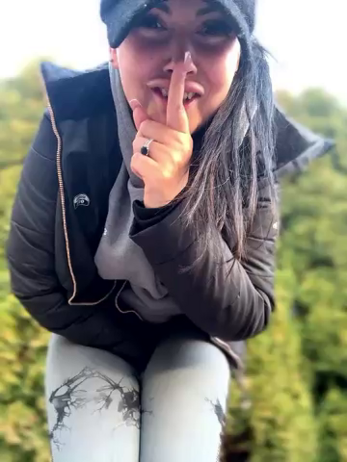 YoungHotMom_