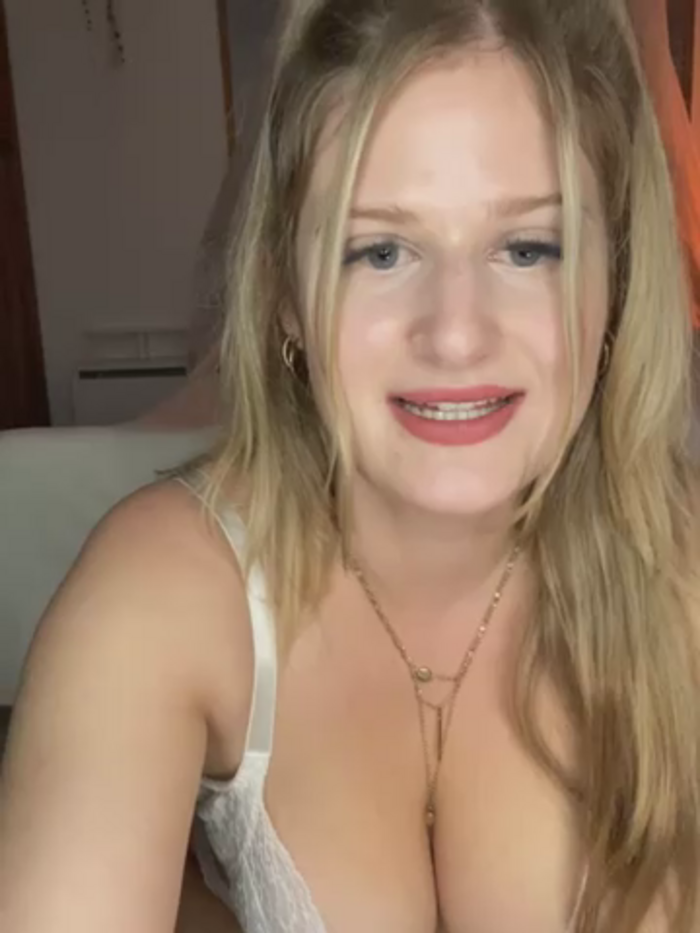 Busty-Ellie