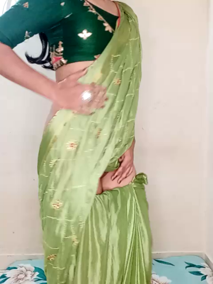 SEXY-nidhi-sharma