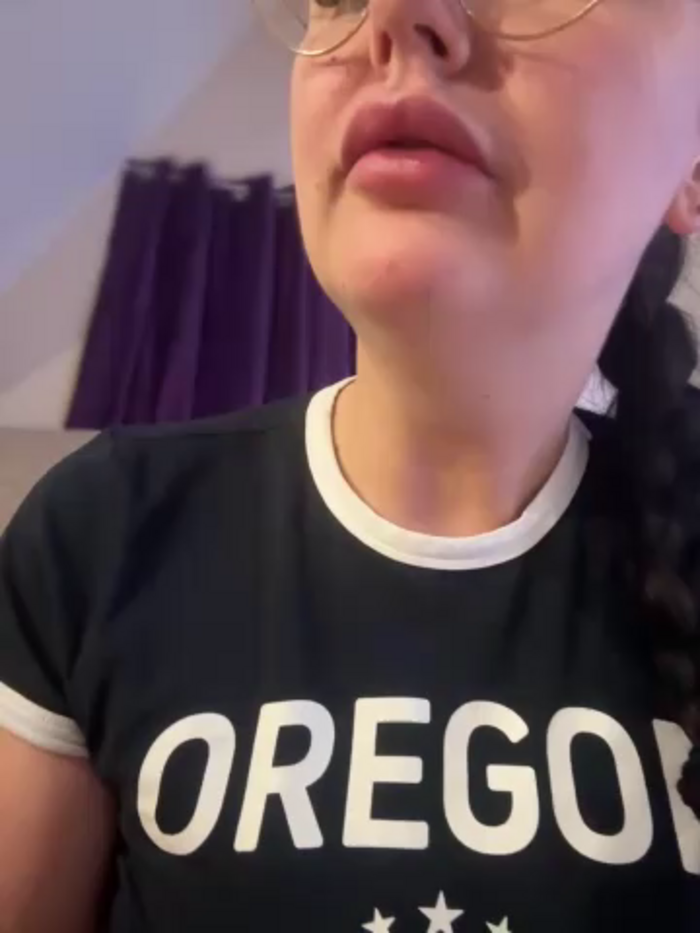 YoungHotMom_