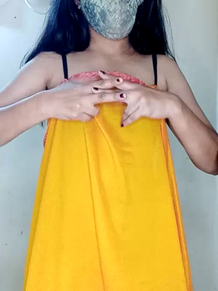 SEXY-nidhi-sharma