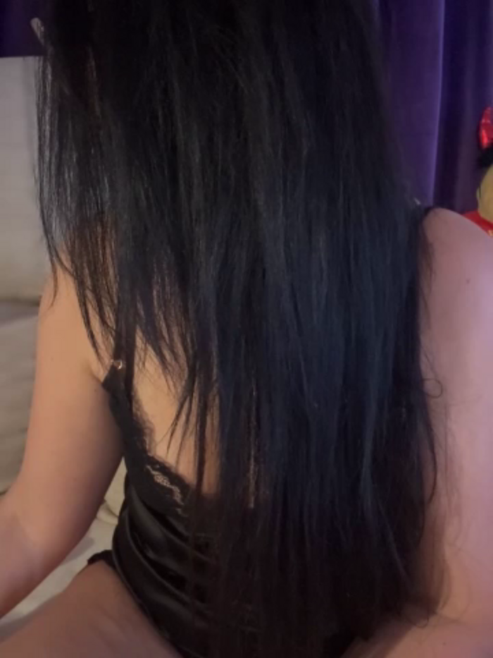 YoungHotMom_