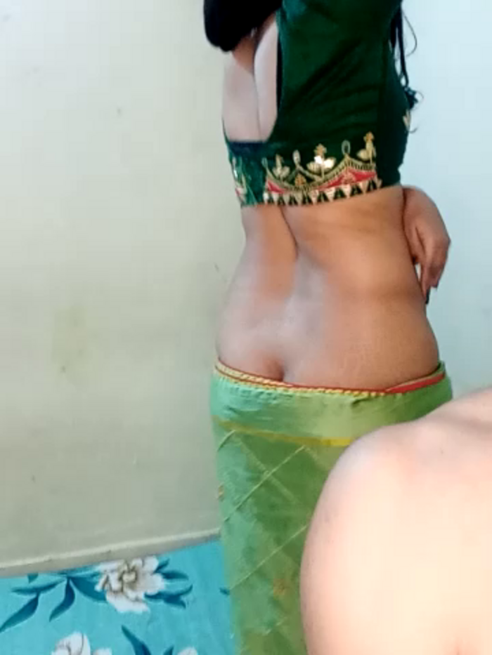SEXY-nidhi-sharma