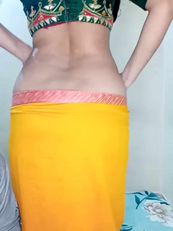 SEXY-nidhi-sharma