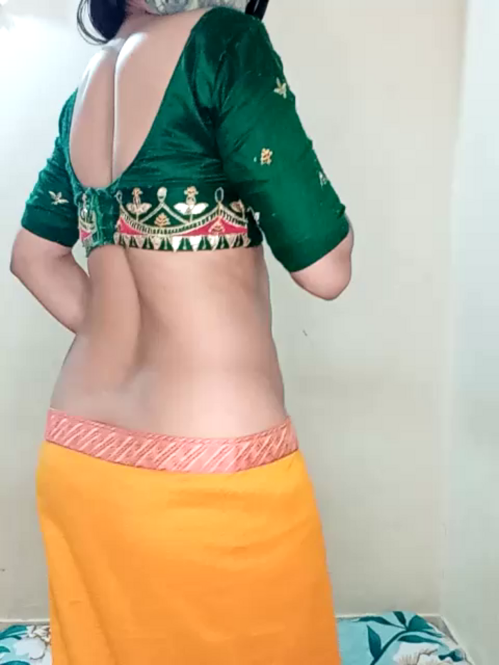 SEXY-nidhi-sharma