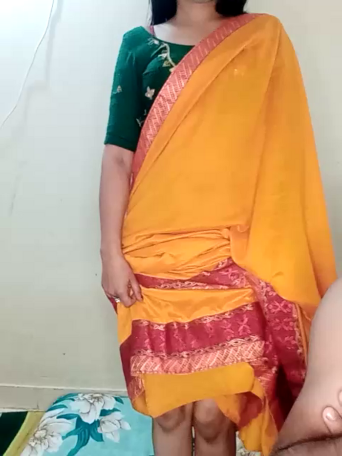 SEXY-nidhi-sharma
