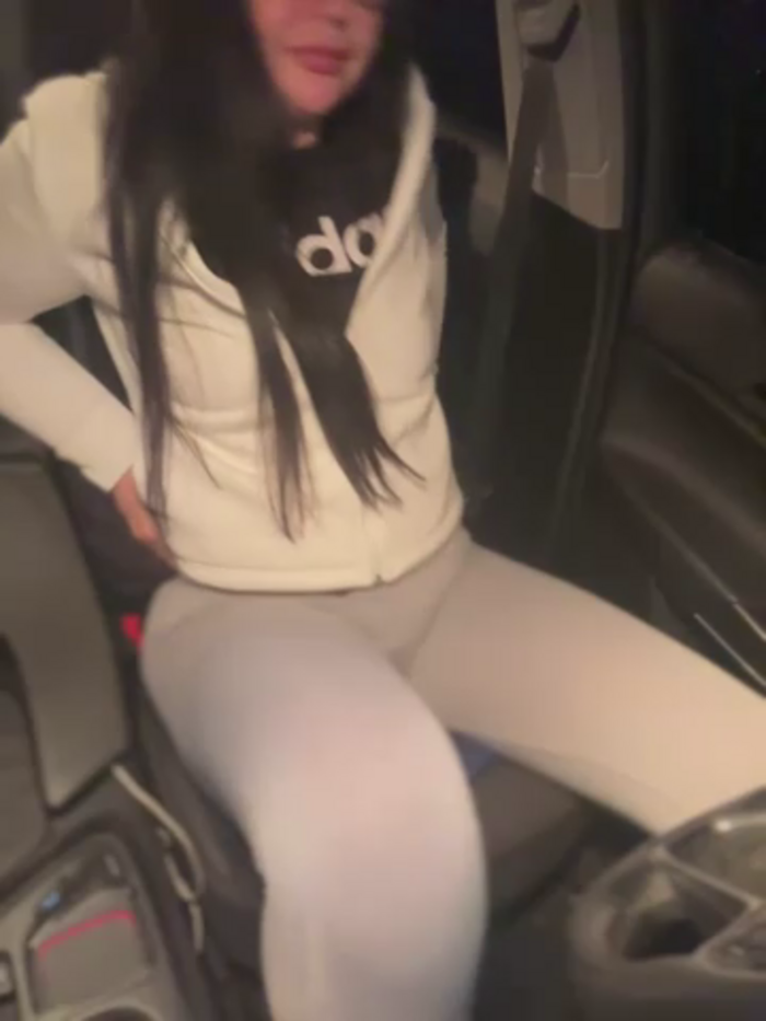 YoungHotMom_